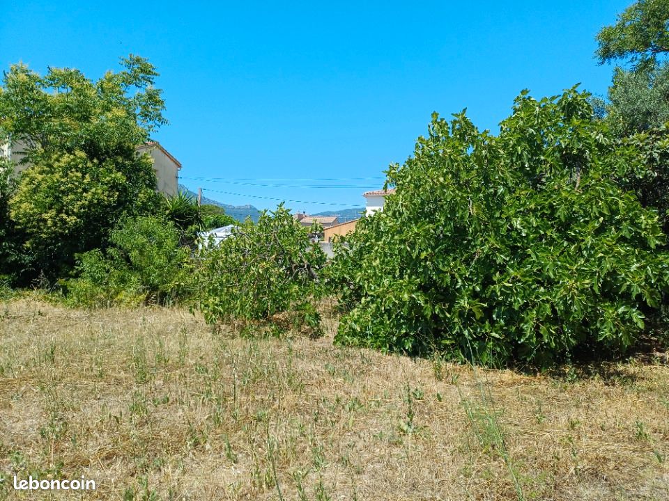 Terrain 407 m² · à La Crau · 250 000 €