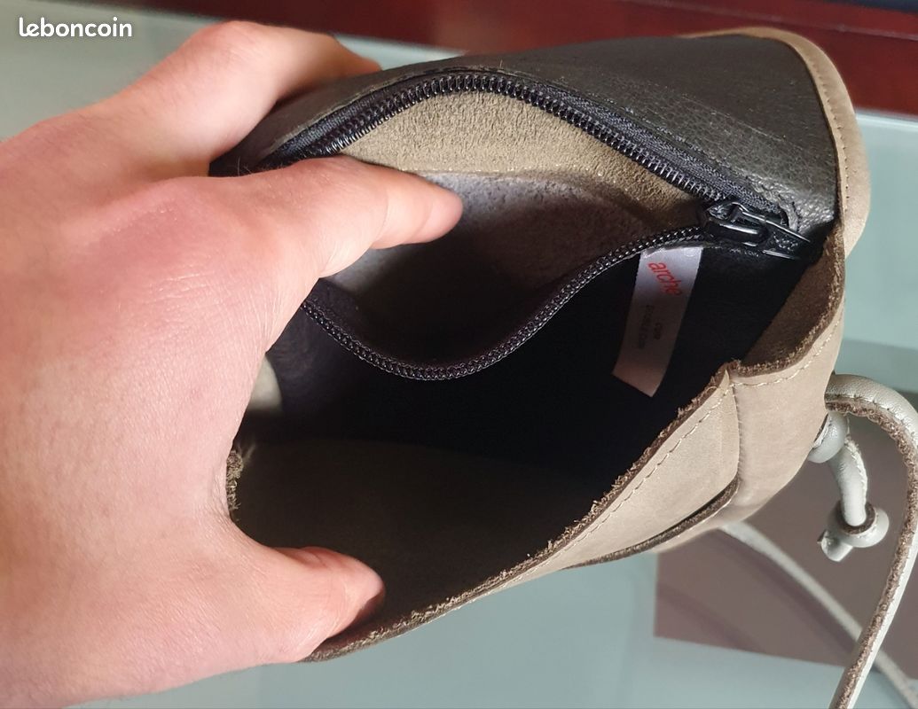 Sacoche à Bandoulière Ajustable Arche, Cuir Double Cuir, Beige Taupe, Made in France, 22x16cm (image 4)