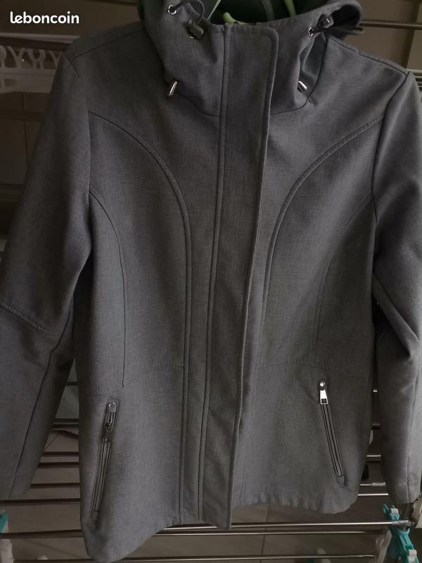 Veste de pluie C&A femme. Taille 40 (image 1)