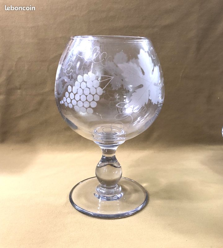 Verre Avec Vin De Rose Et Grappe De Raisins Image stock - Image of