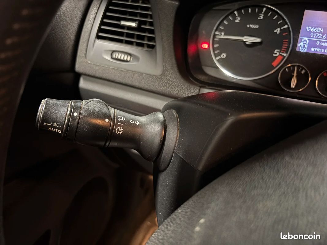 Renault LAGUNA III Black Edition Carminat (image 17)