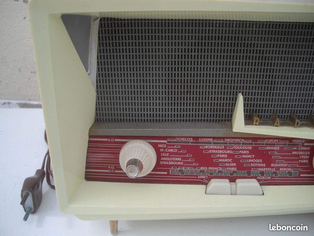 Poste radio tsf bakélite marque Radiola modèle attribué à Le Corbusier - Collection
