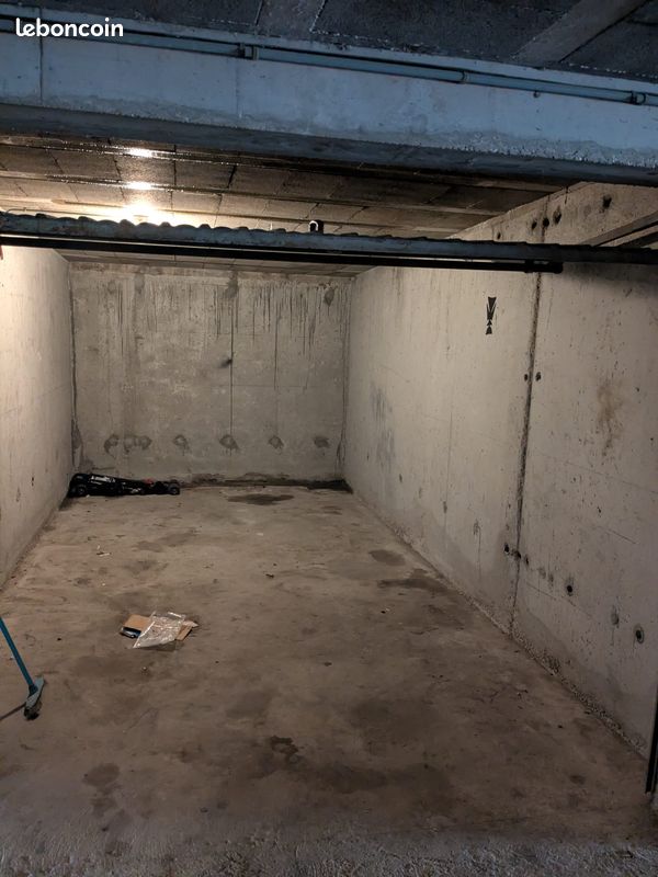 Garage · à Lons-le-Saunier · 12 500 €