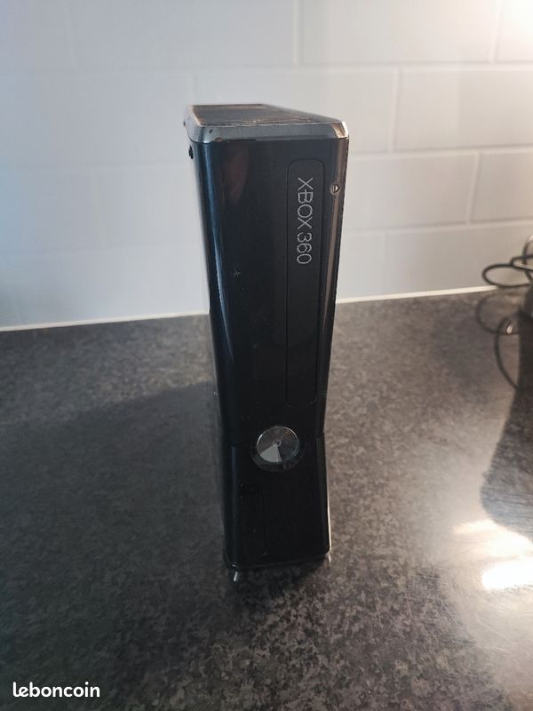 Xbox 360 S (image 1)