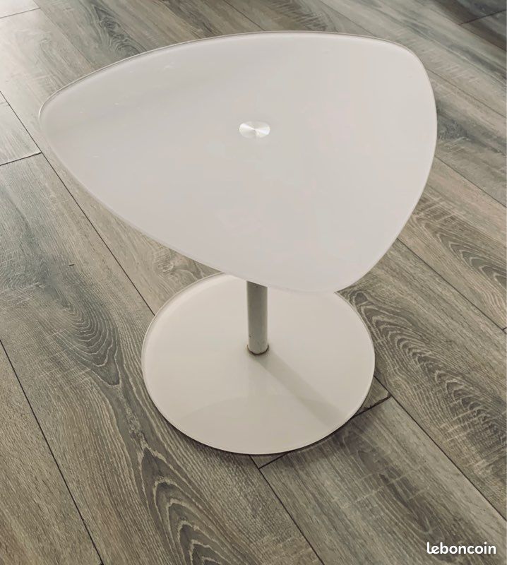 Table de chevet design (image 1)