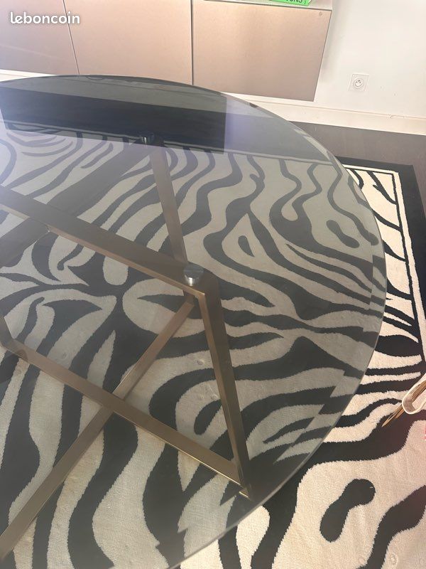 Table à manger ronde en verre fumé et pieds métal doré / laiton (image 5)