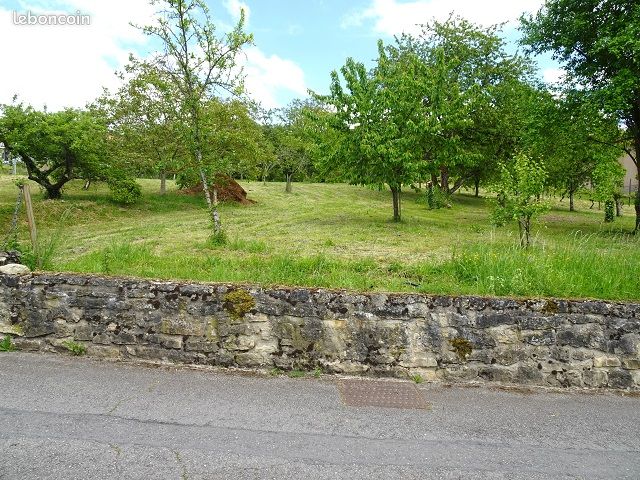 CONTZ ES BAINS, Terrain constructible avec vue sur la Moselle, libre de constructeur et hors lotissement · à Contz-les-Bains 