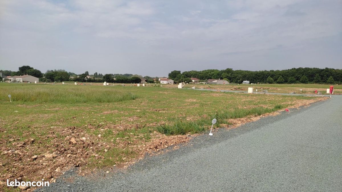 Terrain à bâtir de 343 m² à AIFFRES (79) · 46 300 €