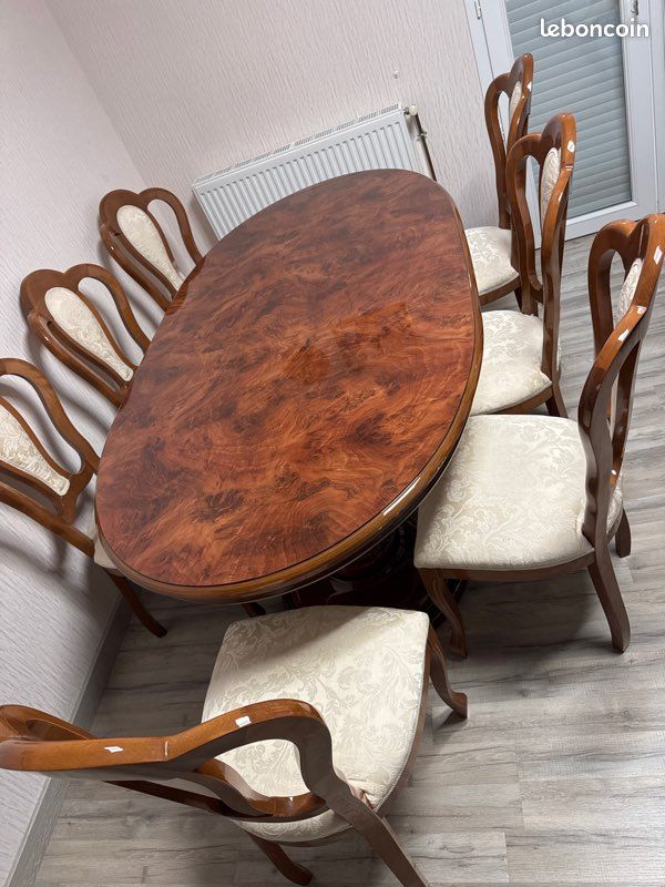 Table en bois verni avec 6 chaises assorties – très bon état (image 3)