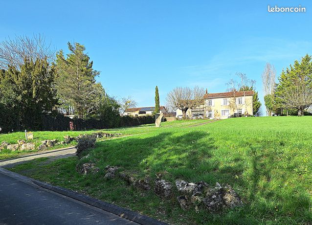 Maison de caractère en Pierres – 133 m² – Terrain d’exception 1 Ha – 5 pièces - 3 chambres - Exposée plein sud avec une vue plongeante et dégagée - Garage, atelier et grenier - A Salles de Villefagnan