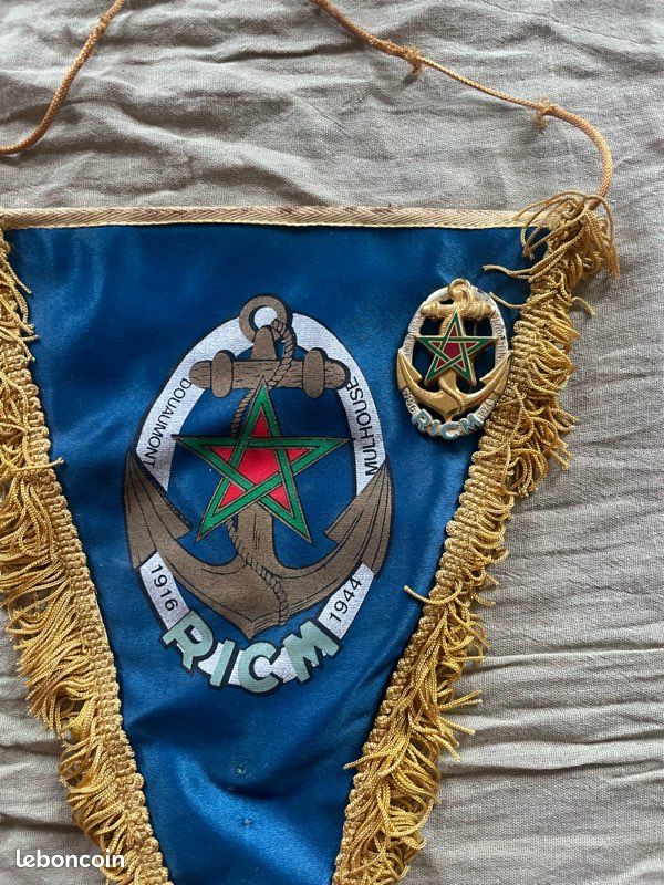 Fanion du RICM avec sa pucelle (image 2)