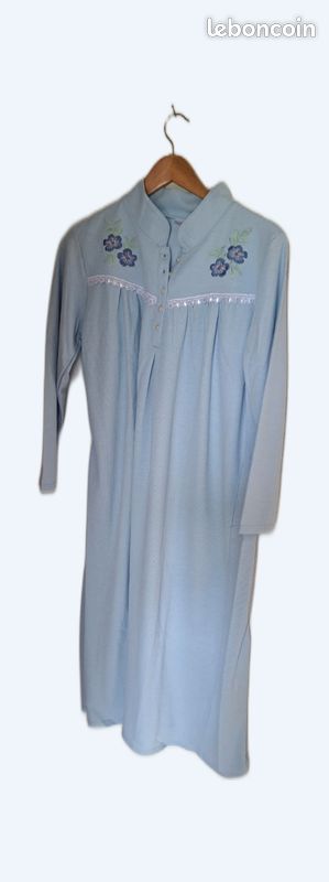 Lot chemises de nuit et robe de chambre légère (image 1)