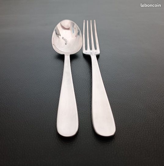 Christofle Série de 12 fourchettes de table modèle Dax en métal argenté