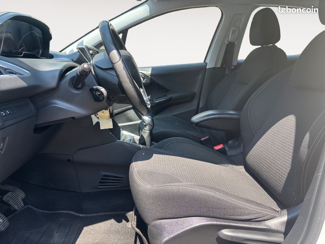PEUGEOT 208 1.2 PureTech 82ch BVM5 Allure (image 2)