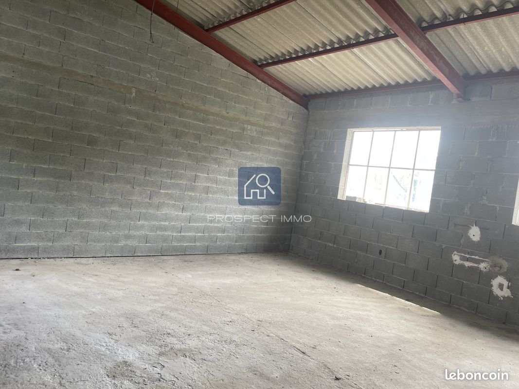 Parking 49 m² · à Laissac-Sévérac l'Église · 49 m² · 250 €/mois