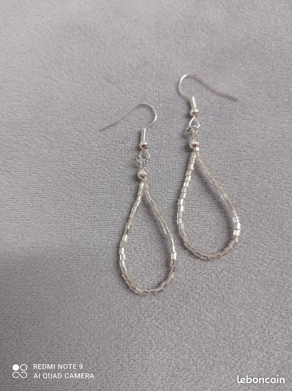Boucles d'oreilles en perles argentées fait maison Neuf (image 2)