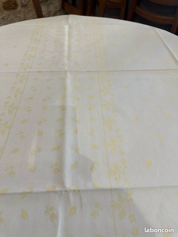 Nappe jaune paille 150x150 et 6 serviettes (image 3)