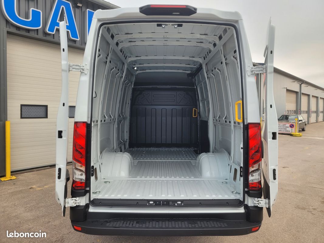 IVECO DAILY MY24 35C18 HA8 V12 FOURGON PACK COMFORT 03 PLACES comme NEUF avec MOTEUR 3 LITRES + SUSPENSION RENFORCÉE 07 LAMES + CAMÉRA et RADARS + PORTES ARRIERE 270 DEGRÉS ( Prix de Vente 46 990 HT ) (image 4)