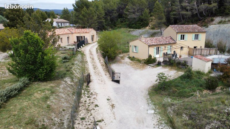 Maison 10 pièces 250 m² · à Saint-Saturnin-lès-Apt · 250 m² · 700 000 €