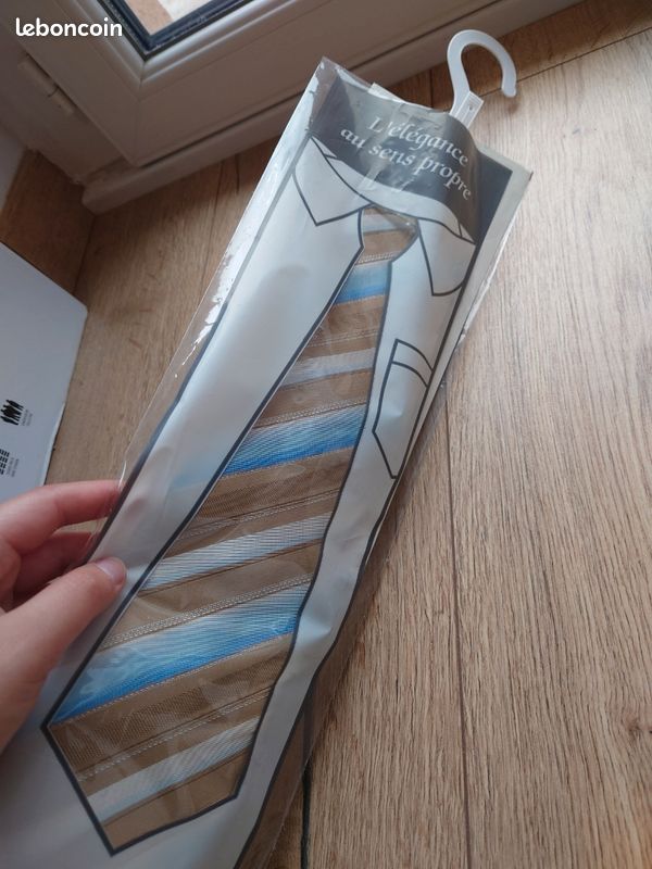 Cravate En Soie 100% OLLY GAN - Gris Clair à Motifs Pastel - 155cm - Occasion