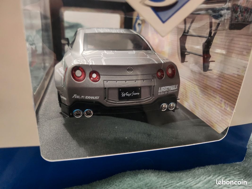 Nissan GT-R (R35) with lbwk body kit type 2.0 liberty walk solido 1/18 neuve - Collection