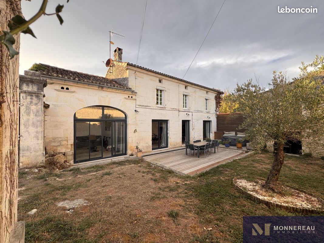 Maison 5 pièces 217 m² · à Châteauneuf-sur-Charente · 217 m² · 393 000 €