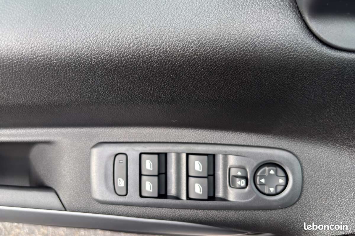 Citroën Berlingo BLUEHDI 130 EAT8 MAX 5PL N1 -13% (image 12)