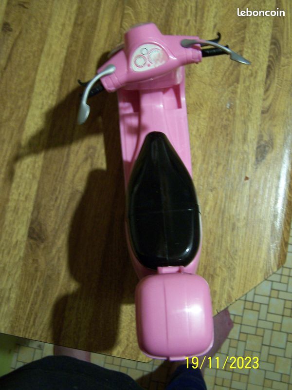Scooter de barbie vintage avec son casque (image 3)