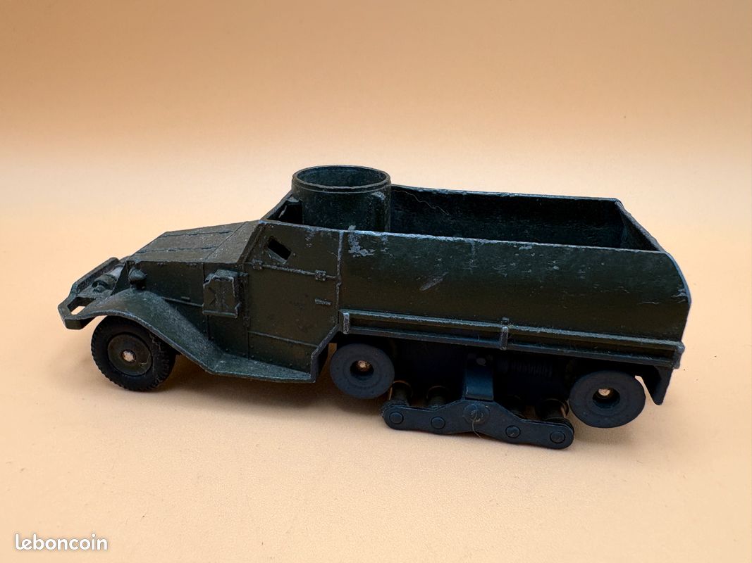 Le conducteur militaire en résine du Dodge miniature Dinky Toys France au 1/43e
