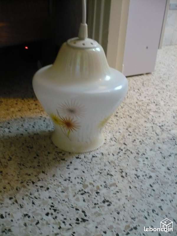 Lustre blanc motifs fleurs (image 1)
