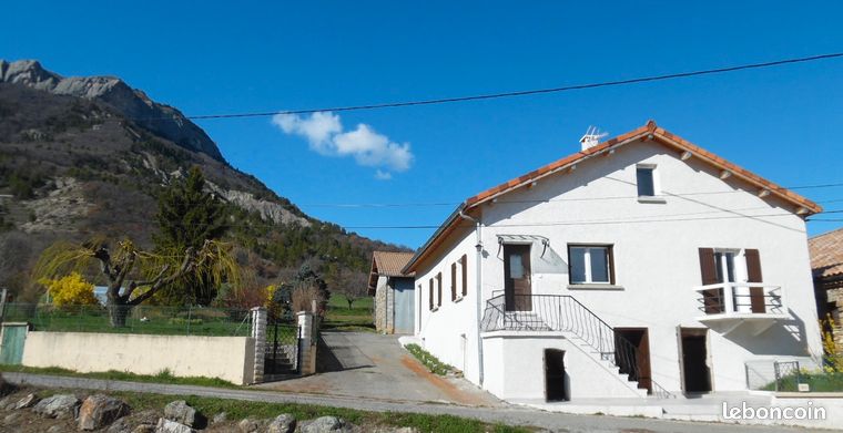 Maison + bâtiment annexe sur parcelle 2114 m2 constructible