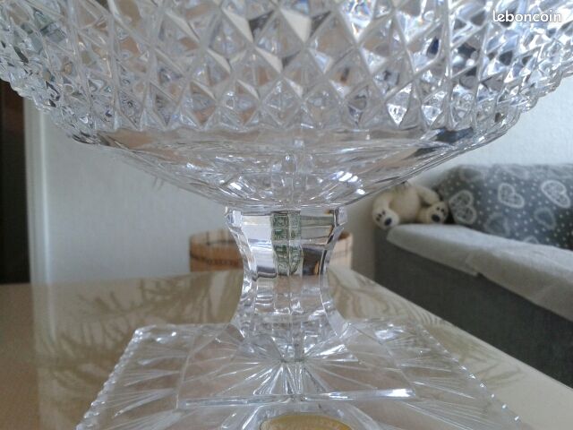 Une Coupe Centre De Table En Cristal De Bohème