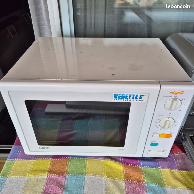 Micro-ondes avec fonction Grill – Vedette Micgrill – bon état (image 1)