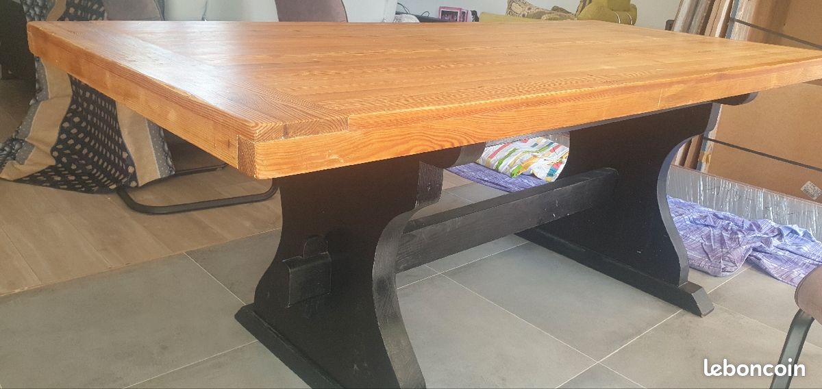 Vends table à manger longueur 2metres sur 90cm de largeur on peut manger à 8 voir 10 dessus (image 2)