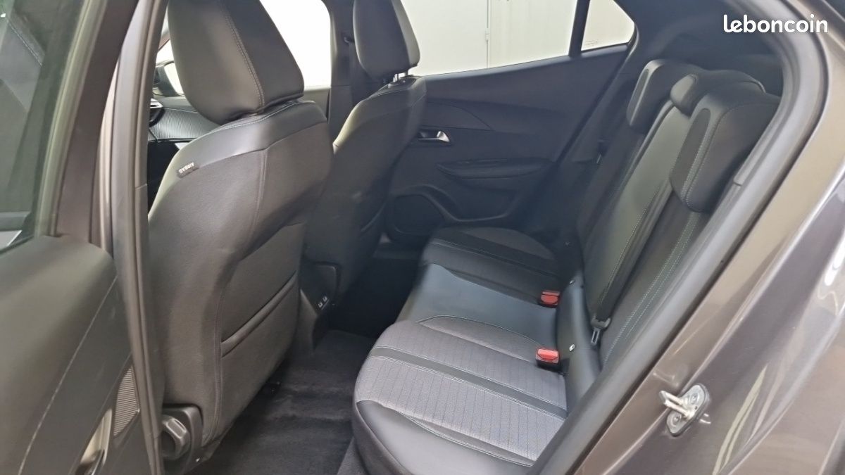Peugeot 2008 BLUEHDI 130 S&S EAT8 ALLURE PACK (image 10)