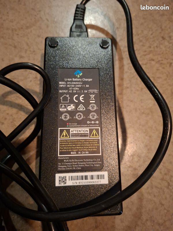 Chargeur adaptateur secteur 42V 3A pour batteries de vélo électrique CBFACCU750