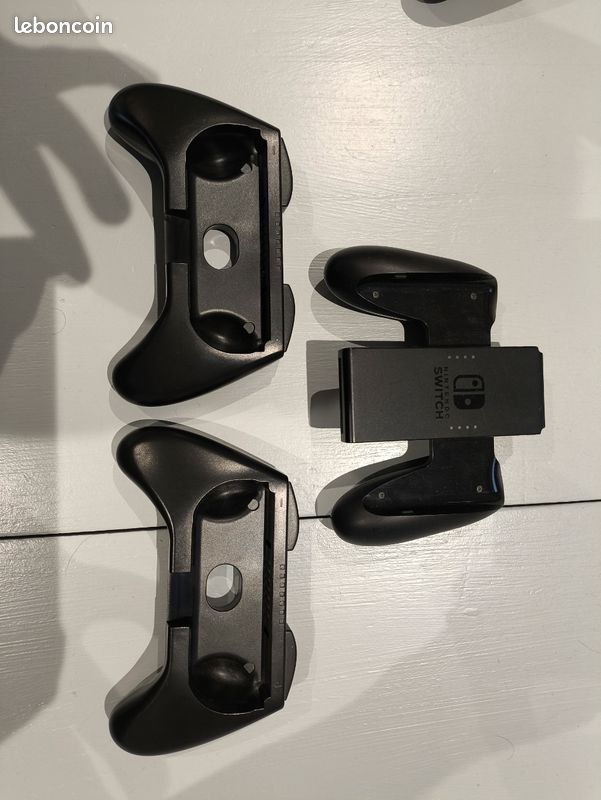 Nintendo Switch + manette pro + 2 jeux + accessoires et sacoche (image 8)