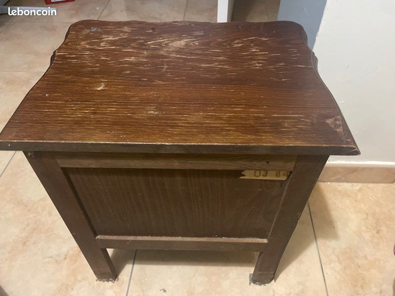 Table de chevet / petit meuble d’appoint en Table de chevet / petit meuble d’appoint en bois (image 1)