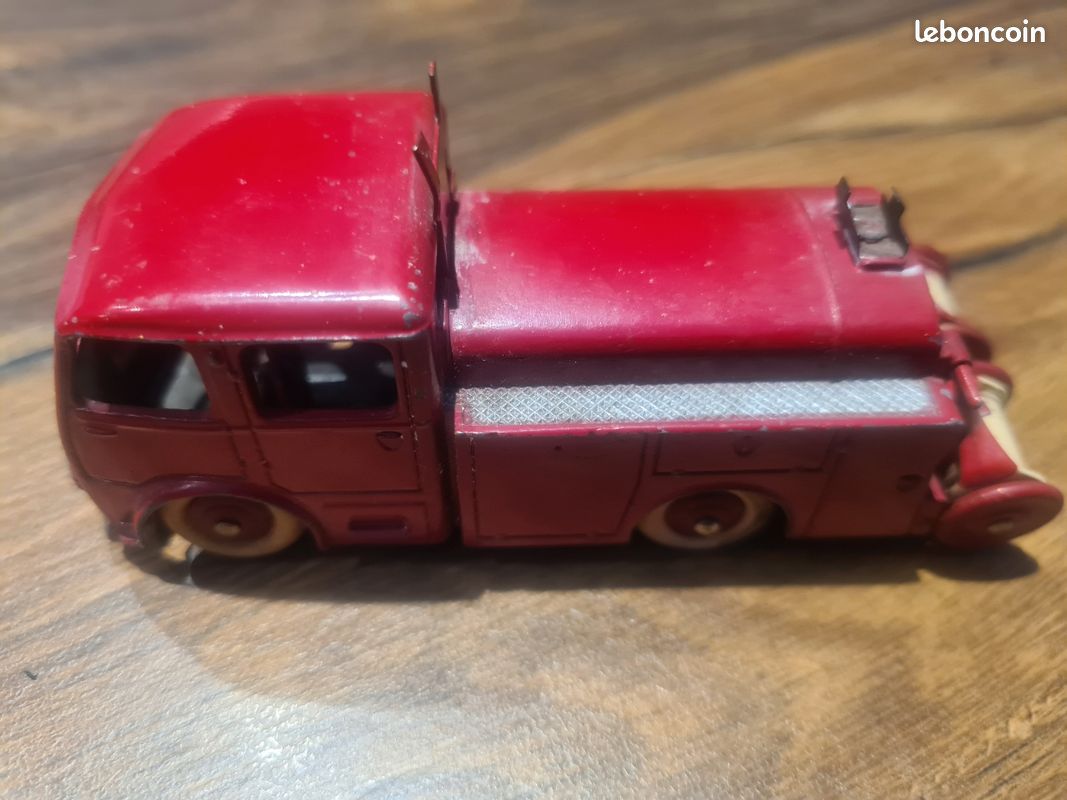 Camion De Pompier Berliet Dinky Toys 1/43 - Métal - Occasion Bon état
