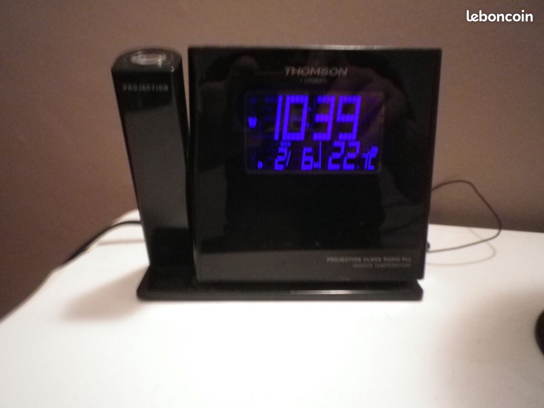 REVEIL A PROJECTION DE L’HEURE AU PLAFOND ou MUR ET RADIO FM (image 1)