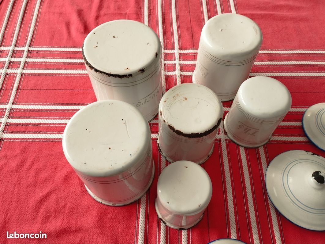 6 anciens pots à épices en tôle émaillée rose
