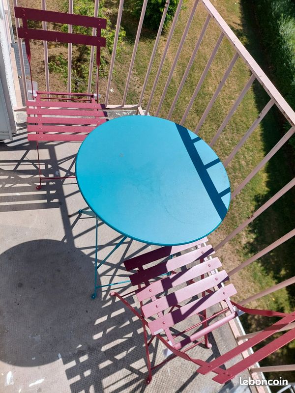 Table extérieur et chaises (image 1)