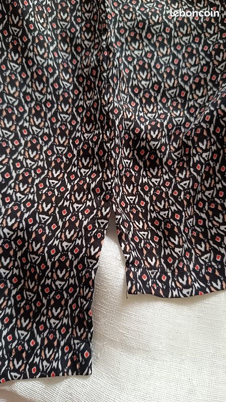 Blouse sans manche fond noir (image 3)