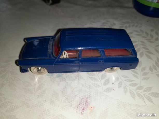 404 Break Peugeot Dinky toys n°525 1/43e bleu nuit à restaurer