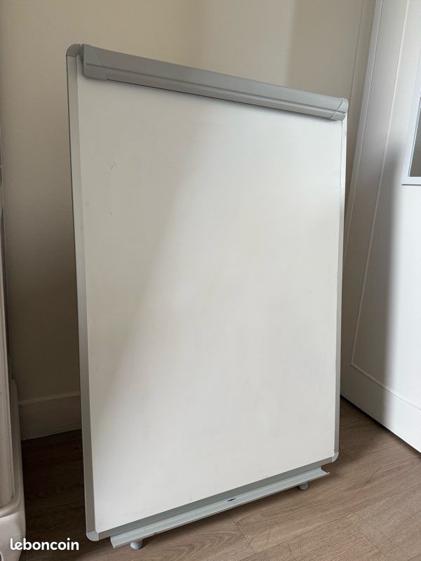Tableau blanc sur chevalet (image 1)