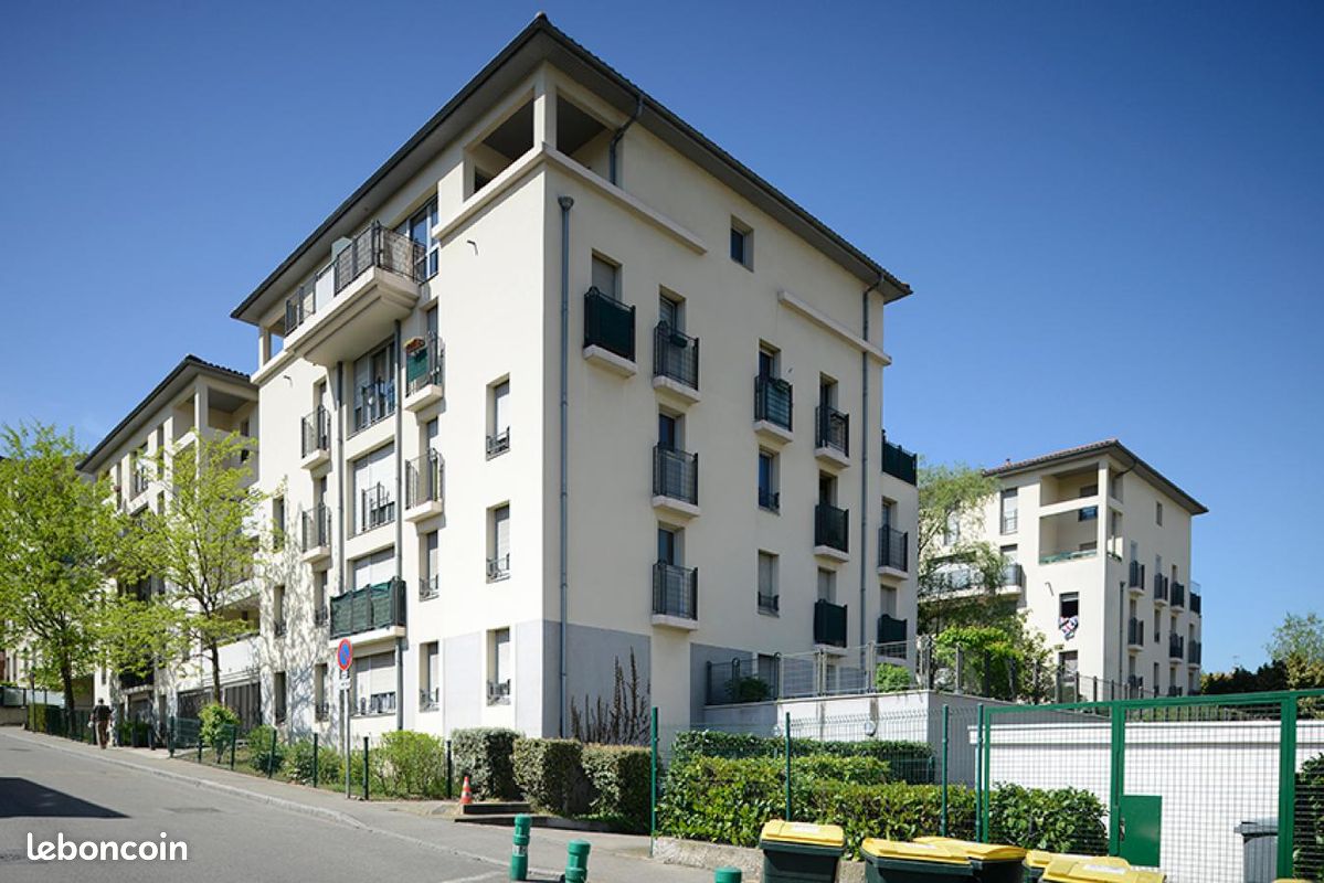 Garage · à Oullins-Pierre-Bénite · 82 €/mois