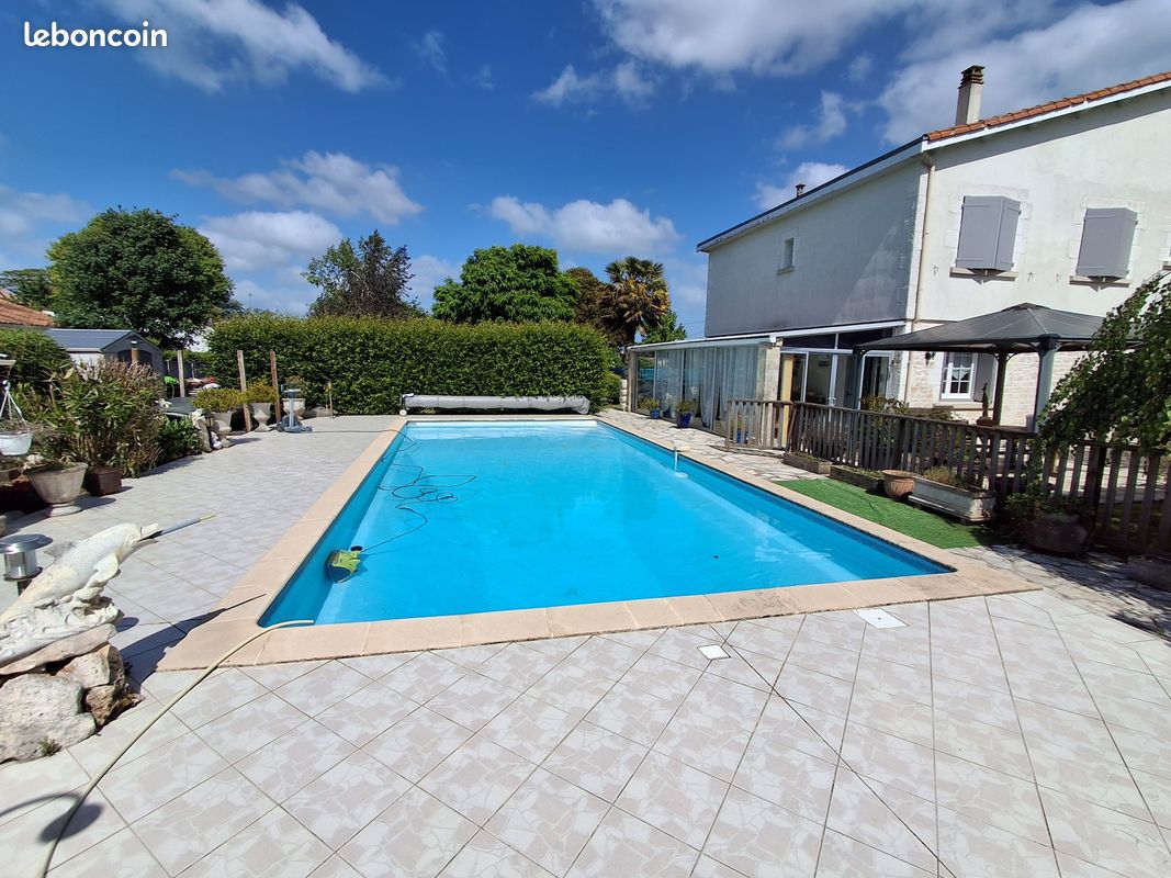 Maison 10 pièces 285 m² · à Échillais · 285 m² · 499 200 €