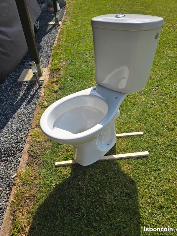 Toilettes blanc (image 1)