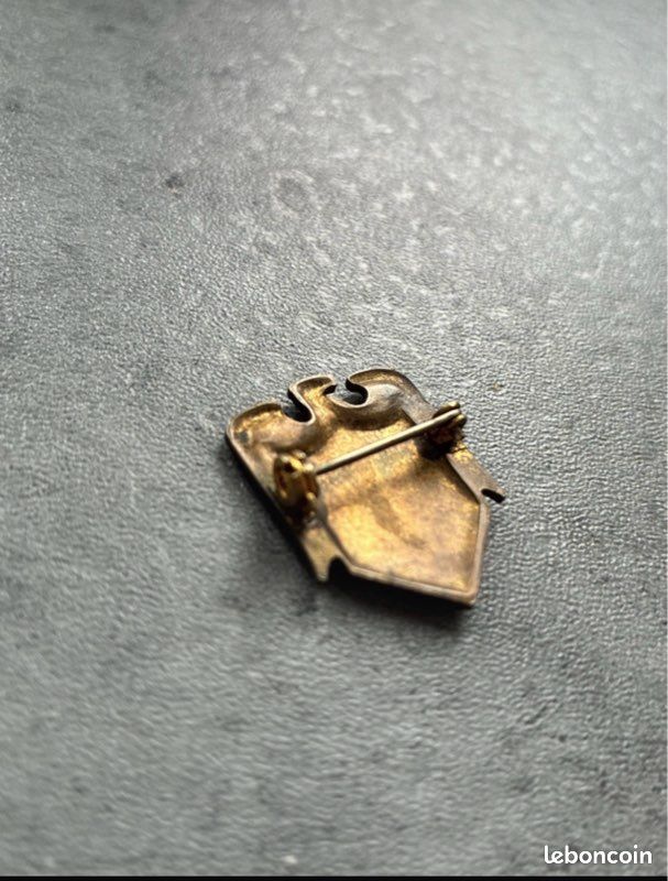 Insigne Volontaire Croix-Rouge Américaine WWII En Or Et émail Rouge - Vintage Années 40