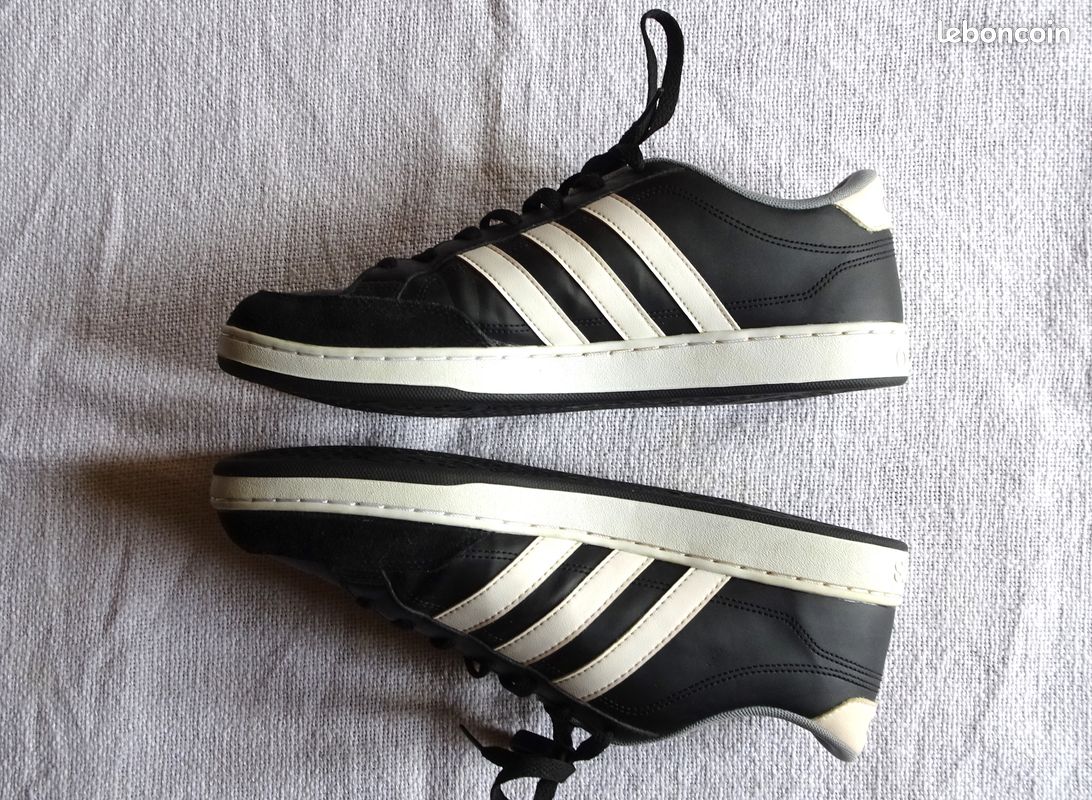 Adidas Courtset noires taille UK 10 parfait état Sport Plein air
